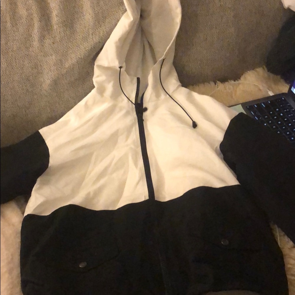 Hooded wind breaker with a mesh lining